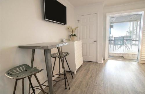 Litchfield by the Sea Apartamento | Pool View Efficiency with King Bed 1st Floor
