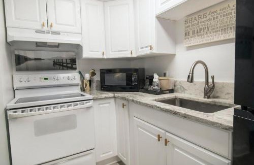 Litchfield by the Sea Apartamento | Pool View Efficiency with King Bed 1st Floor