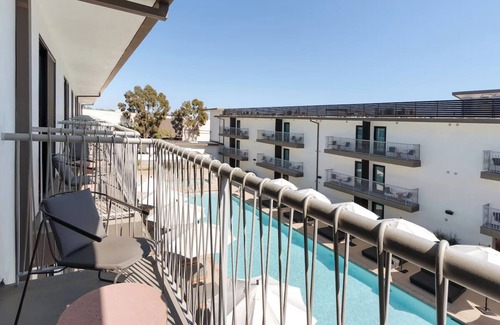 Inglewood Casa | Pool View King Room with Elegant Balcony, The Lüm Hotel, Close to SpaceX