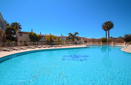 Albufeira Chalet De Esquí | Pool View Townhouse 10 Min from the Beach