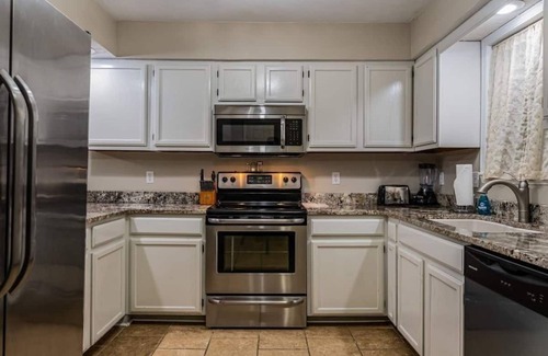 Branson West Casa | Pools, Hiking & Lake, Ping Pong, Shuffleboard! Close to SDC, Lake, Shows