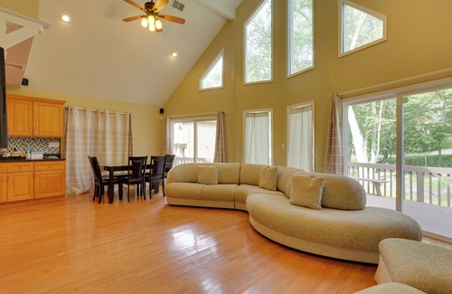 Bushkill Casa | ¡NUEVO! Acogedor Bushkill Home w / Comunidad Servicios!