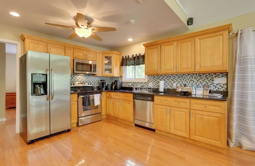 Bushkill Casa | ¡NUEVO! Acogedor Bushkill Home w / Comunidad Servicios!