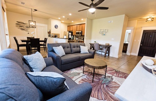 Leander Condominio | Pools, lake, pickle ball, golf cart, trails, private patio, dog friendly & more!