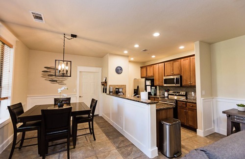 Leander Condominio | Pools, lake, pickle ball, golf cart, trails, private patio, dog friendly & more!
