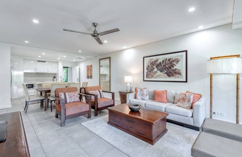 Port Douglas Complejo | Poolside at Temple Resort A Lush Tropical Escape