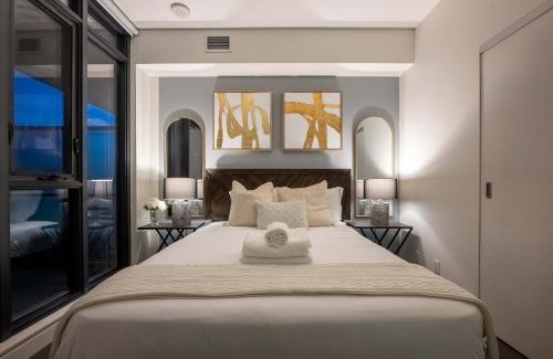 Connaught Casa | Poolside Bliss w Rocky MTN & Tower Views - FREE Banff Pass, Outdoor Pool, Parking, Gym, & Wine!