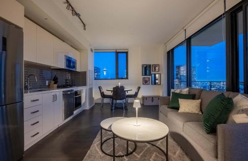 Connaught Casa | Poolside Bliss w Rocky MTN & Tower Views - FREE Banff Pass, Outdoor Pool, Parking, Gym, & Wine!