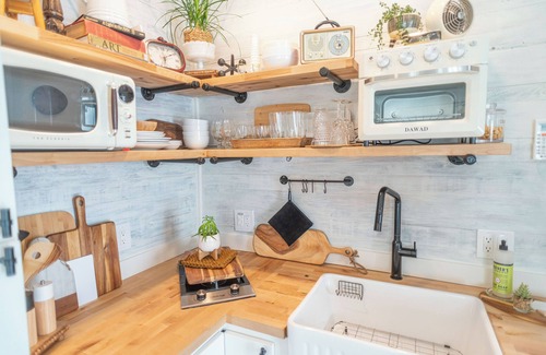Cedar Ridge Apartamento | Poolside Country Studio ~ Fresh Hip Retro Vibe