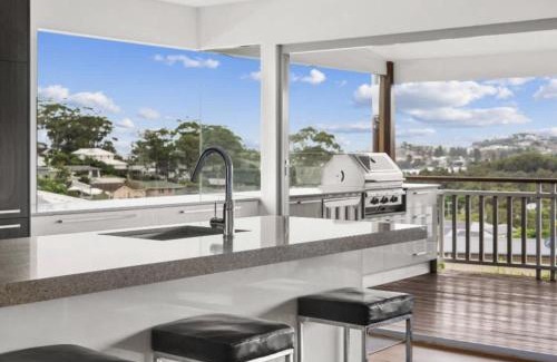 Wamberal Cama Y Desayuno | Poolside Escape - Close To Beach & Golf Course