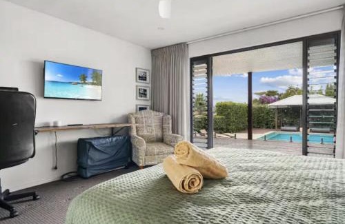 Wamberal Cama Y Desayuno | Poolside Escape - Close To Beach & Golf Course