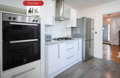 Luton Casa | Poolside Family Escape | Luton