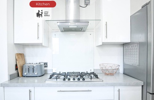 Luton Casa | Poolside Family Escape | Luton