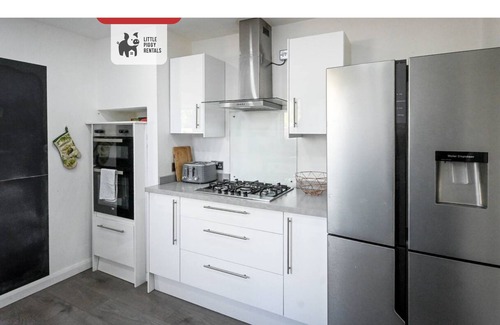Luton Casa | Poolside Family Escape | Luton