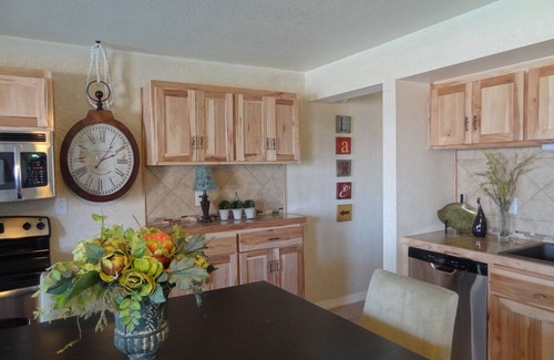 Mount Ida Apartamento | Poolside King Cabana with full kitchen, king bed, sleeper sofa and pool access. by RedAwning