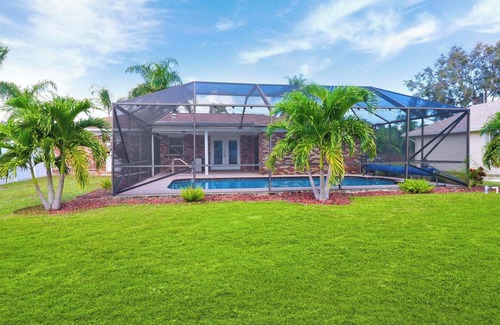 Port Saint Lucie Casa | Poolside King Room in PSL