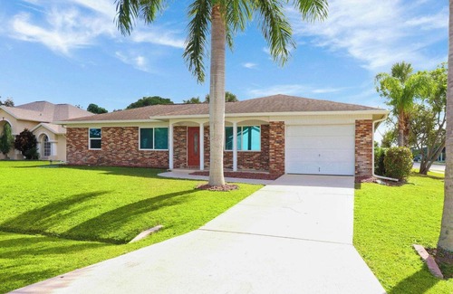 Port Saint Lucie Casa | Poolside King Room in PSL
