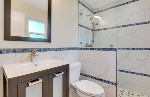 Port Saint Lucie Casa | Poolside King Room in PSL
