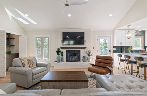 Winchester Casa | Poolside Paradise-Kayaks/SUPs, Private Pool, Billiards, Foosball