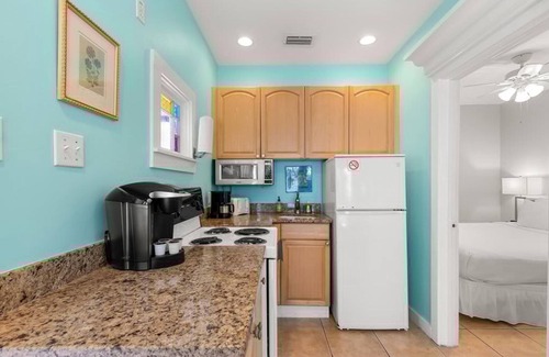 Downtown Apartamento | Poolside Retreat by Brightwild Cottage w Pool