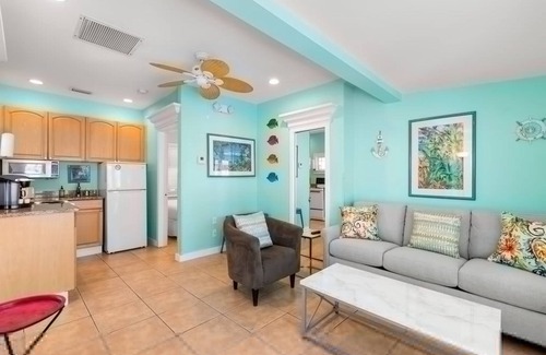 Downtown Apartamento | Poolside Retreat by Brightwild Cottage w Pool