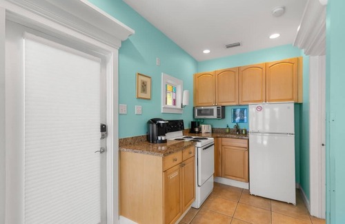 Downtown Apartamento | Poolside Retreat by Brightwild Cottage w Pool