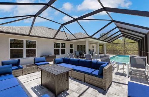 Port Charlotte Casa | Poolside Sunset in South Gulf Cove