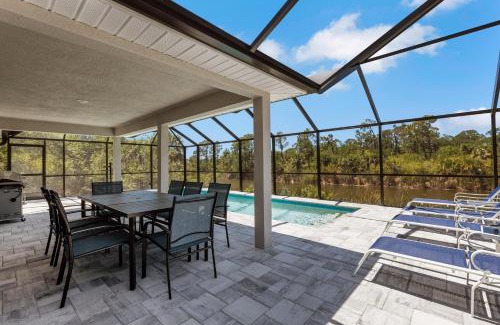 Port Charlotte Casa | Poolside Sunset in South Gulf Cove