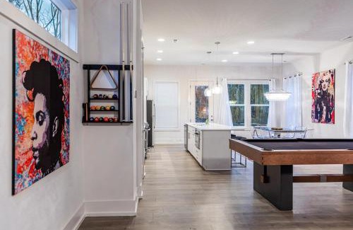 Sugar Creek Casa | PoolTable-15 Mins to Uptown & DT-King Bed!