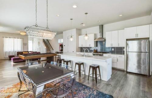 Sugar Creek Casa | PoolTable-15 Mins to Uptown & DT-King Bed!