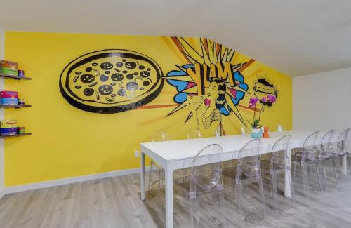 South Westminster Casa | Pop Art Oasis with Karaoke Mini Golf Hot Tub and Pool