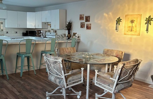 Mountain View Apartamento | Pop & Grand's on the Square! Apartment with a balcony on the square