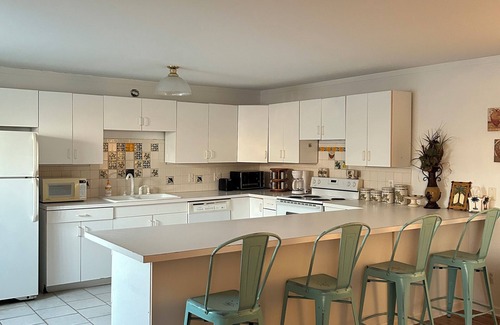 Mountain View Apartamento | Pop & Grand's on the Square! Apartment with a balcony on the square