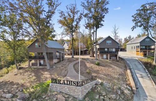 Bryant Casa | Pop & Granny's cabin with a fire pit hot tub & indoor pool