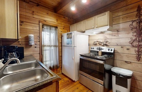 Townsend Cabina | Pop's Perch 2 Bedroom Cabin by RedAwning