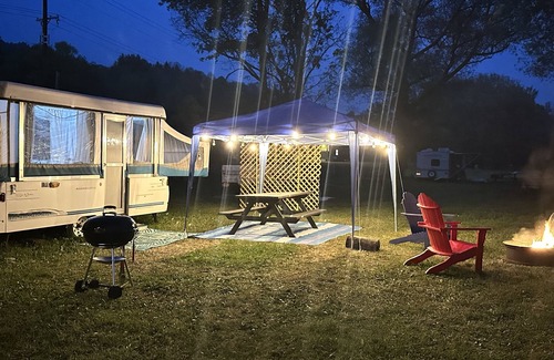 Black Creek Alquiler De RV | Pop Up Camper on Ischua Creek @ Campground Adventures