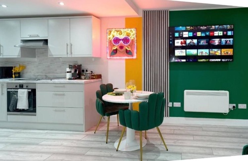 Hatfield Apartamento | PopArt Studio SAUNA, SHOPPING CENTRE, BALCONY, 1 FREE PARKING SPACE.