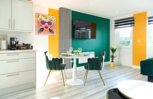 Hatfield Apartamento | PopArt Studio SAUNA, SHOPPING CENTRE, BALCONY, 1 FREE PARKING SPACE.