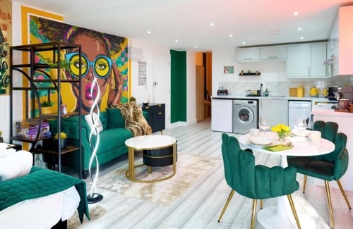 Hatfield Apartamento | PopArt Studio SAUNA, SHOPPING CENTRE, BALCONY, 1 FREE PARKING SPACE.