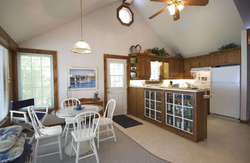 Dashwood Cabaña | Poplar Beach Lakefront Cottage!