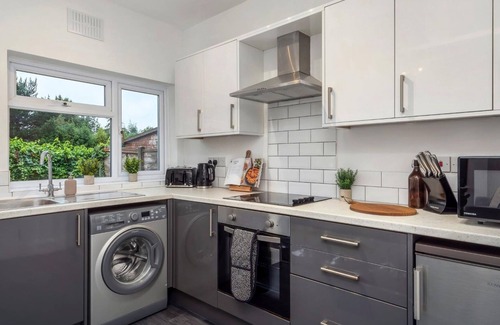 Tunstall Casa | Poplar House | by Truestays ® Serviced Accommodation