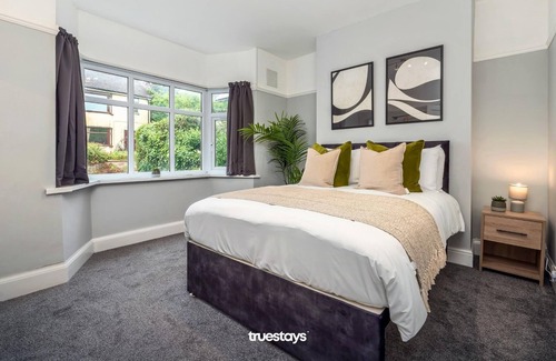 Tunstall Casa | Poplar House | by Truestays ® Serviced Accommodation