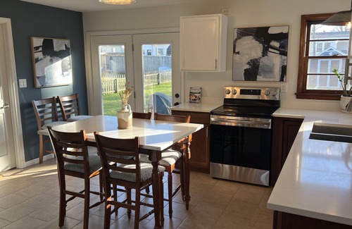 Three Oaks Casa | Poplar Place - 3 BR - Hot Tub - Steps from Downtown