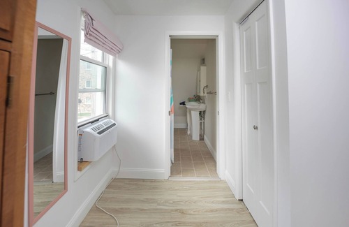 Southeast Omaha Casa | Poppleton Barn-Downtown Omaha Hanscom Park 4 Bedroom 3 Bath/ 3 miles from CWS