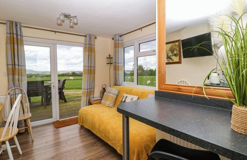 Llanvair Kilgeddin Cabaña | POPPY, with a garden in Raglan