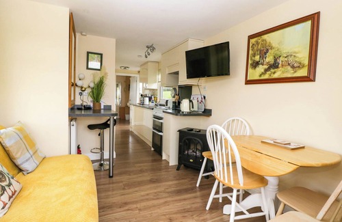 Llanvair Kilgeddin Cabaña | POPPY, with a garden in Raglan