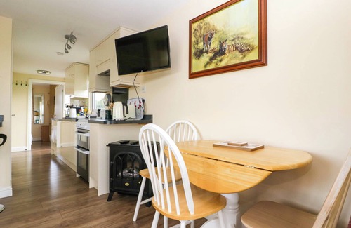 Llanvair Kilgeddin Cabaña | POPPY, with a garden in Raglan
