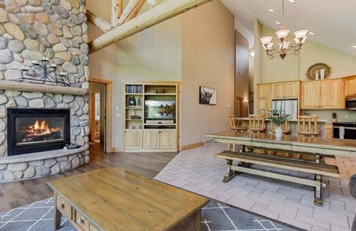 Nisswa Casa | Popular Interlachen Condo with Relaxing Creek Views & steps away from Gull Lake