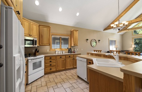 Nisswa Casa | Popular Interlachen Condo with Relaxing Creek Views & steps away from Gull Lake