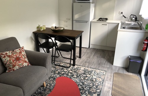 Whangarei Heads Cabina | Nuevo en Urquharts Bay: relajante cabaña en la playa ubicada en un gran jardín privado